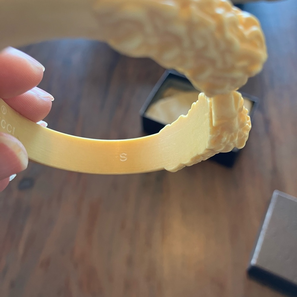 Gucci Cream Resin RUNWAY Bracelet RARE - Picture 4 of 6